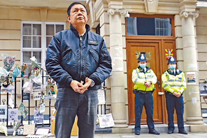 覺扎敏在緬甸駐倫敦大使館外發表聲明，表情無奈。　