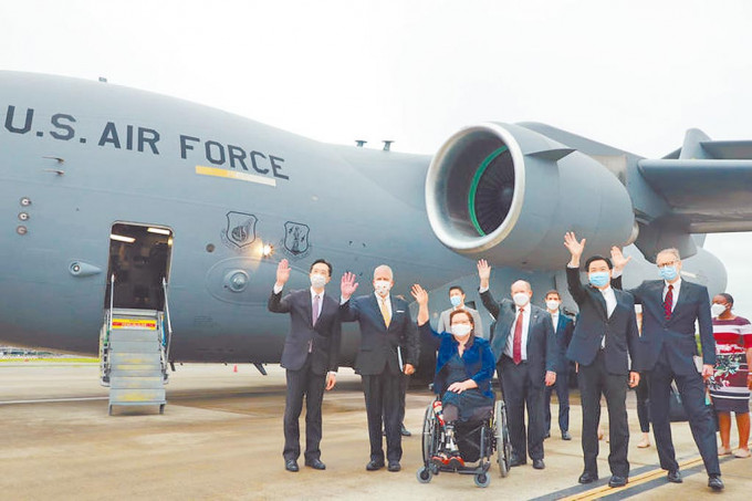 美國3位參議員昨搭美國空軍C-17運輸機抵達台北訪問。網上圖片