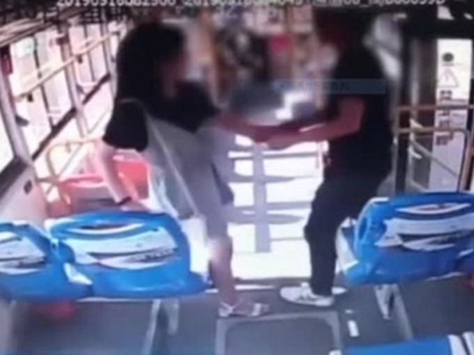 福建一名男巴士上猥亵一名女子，民警其后赶到将其拘捕，并处以10日拘留处分。 影片截图