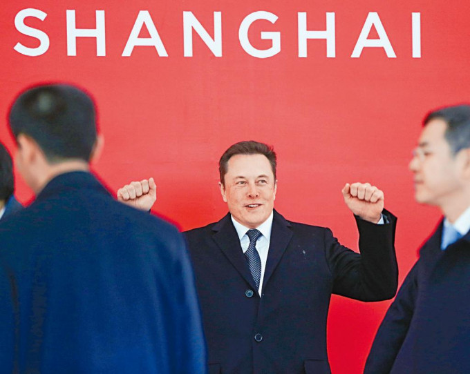 Tesla據報計劃在上海再興建一座新工廠。圖為Tesla創辦人馬斯克在上海。