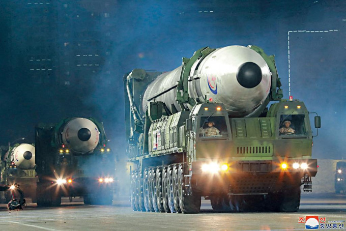 北韩周一晚阅兵，展示「火星-17」洲际导弹。