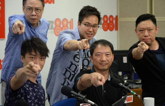 岑子杰（前左）和胡志伟（前右）早上出席一电台节目。