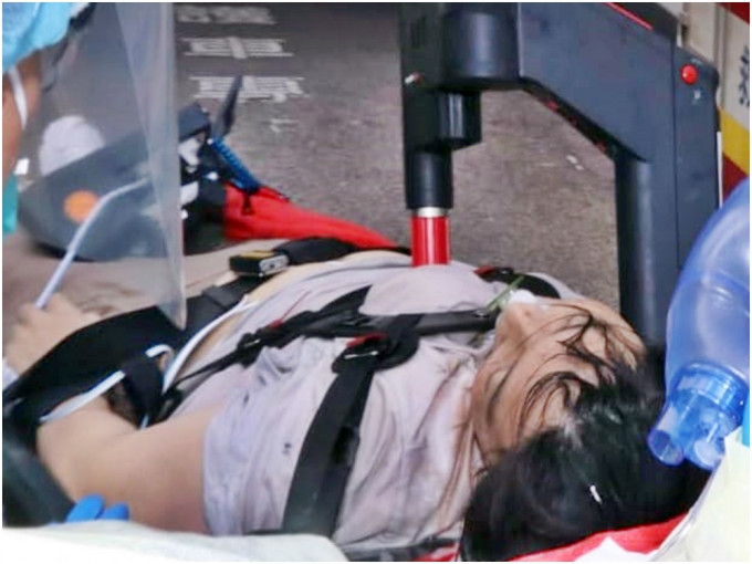 送院期間，救護員以自動心外壓機替已陷昏迷的女事主急救。