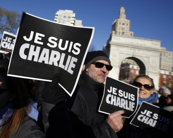 法國《查理周刊》2015年遭恐怖份子襲擊辦公室致12死。美聯社資料圖片