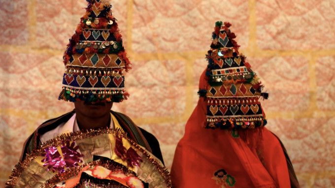 巴基斯坦一对新人戴上传统手工花冠，等待婚礼开始。 路透社