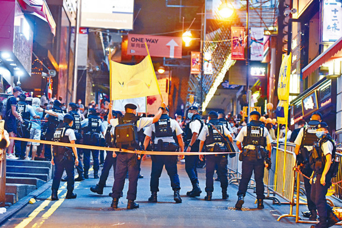 大批警員在蘭桂坊布防，避免出現意外。