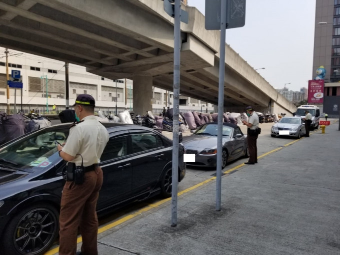 屯门警区及新界北总区交通部连续两日在区内进行打击违例泊车行动。警方提供