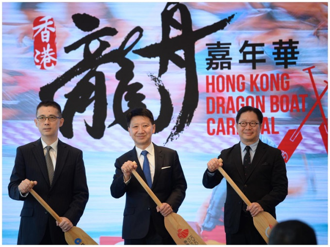 旅发局主席彭耀佳（中）、中国香港龙舟总会会长马兆荣医生（右）。