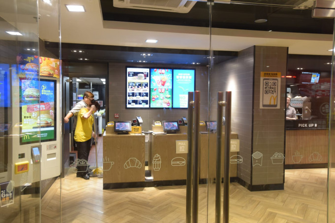 一名男子于深水埗快餐店用100元钞票点餐，职员怀疑假钞报警。