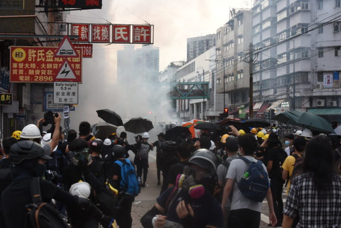 元朗大批示威者与警方爆发激烈冲突