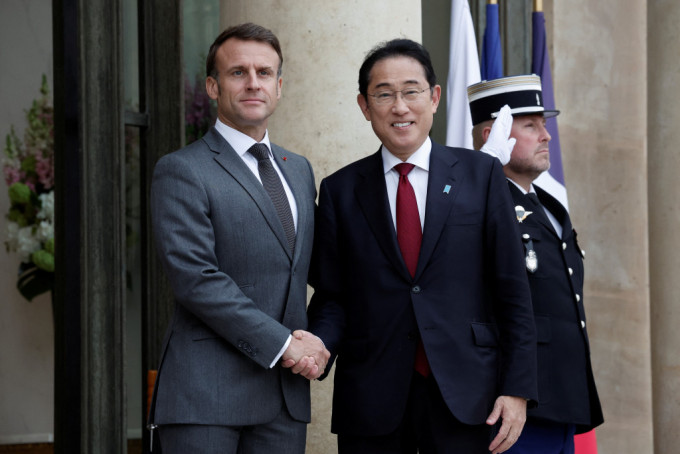 岸田文雄到訪法國，與馬克龍敲定啟動「相互准入協定」的簽訂談判。路透社