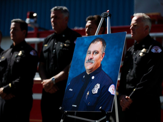 长滩消防队长罗沙救火救人，却被人枪杀。AP