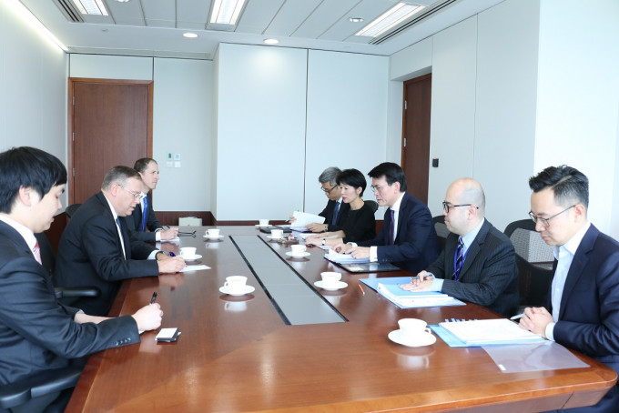 邱腾华（右三）今日与美国驻港澳总领事唐伟康（左二）会面。政府新闻处图片