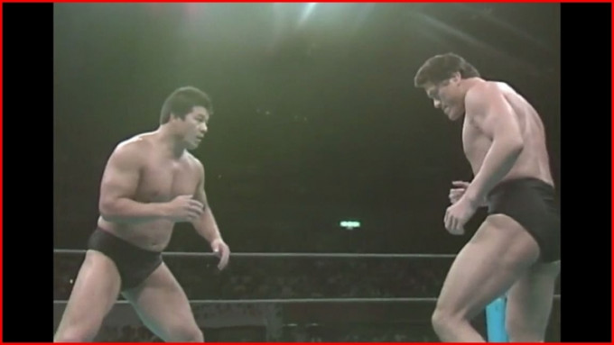 猪木（右）的摔角绝技是「延髓斩」和「卍字固」。