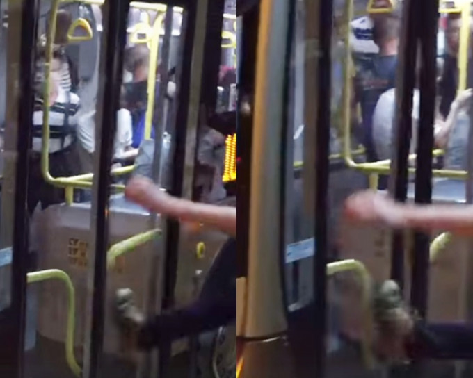 巴士疑红隧口飞站，乘客不满怒踢车门。影片截图
