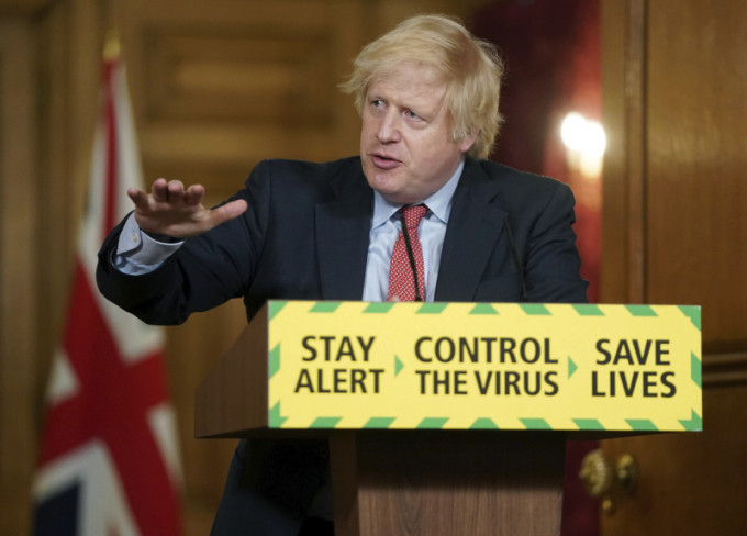 英國首相約翰遜宣佈，將進一步放寬防疫措施。AP圖