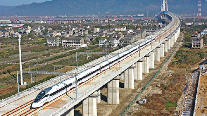 去年11月，杭台高鐵的測試列車經過杭台高鐵椒江特大橋。（網上圖片）