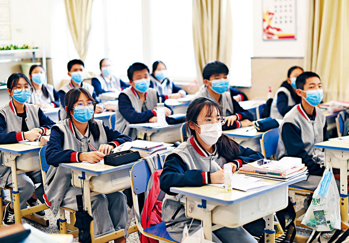 重庆的毕业班中学生本月二十日已复课。