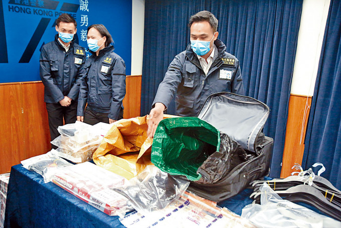 警方偵破越南幫盜竊集團，起出衣服贓物及犯案錫紙。
