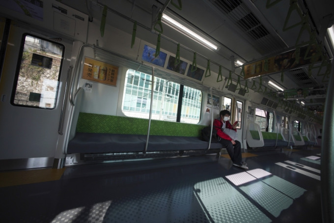 日本昨天緊急事態宣言生效後，東京的列車變得非常冷清。AP圖
