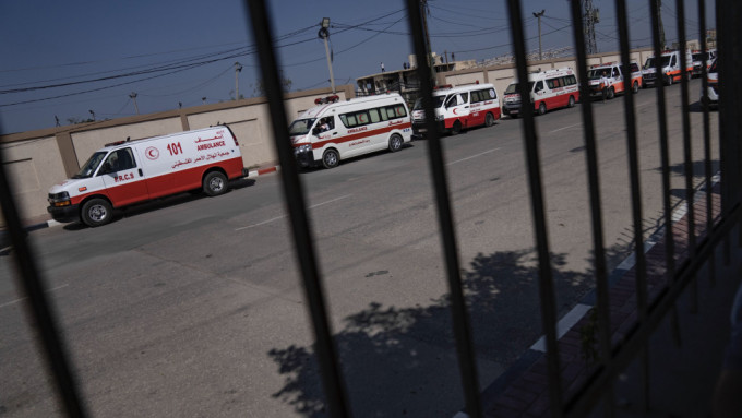 載着巴勒斯坦傷者的救護車隊在拉法口岸等待過境。 美聯社