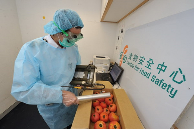 食物安全中心會以手提儀器每批食物檢測有否超標。資料圖片