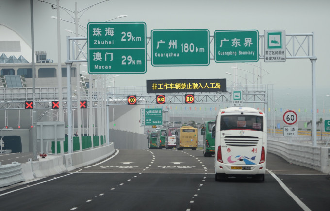 粵港兩地政府同意增加5000個大橋香港跨境私家車常規配額。 資料圖片