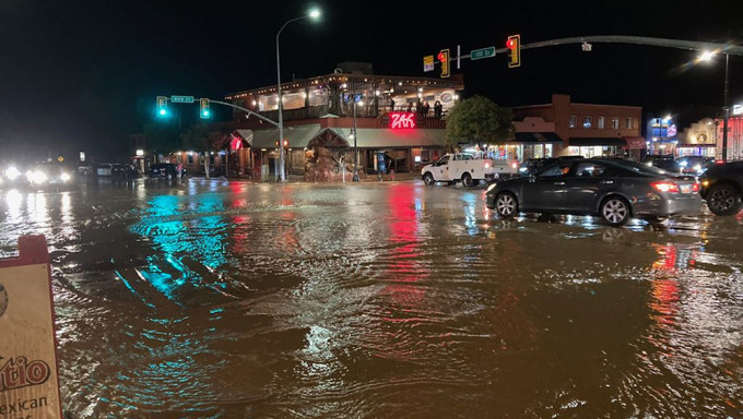 美国犹他州洪水涌入街道。AP