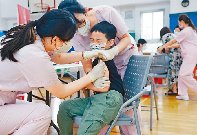 台北一名小童昨天接种新冠疫苗。