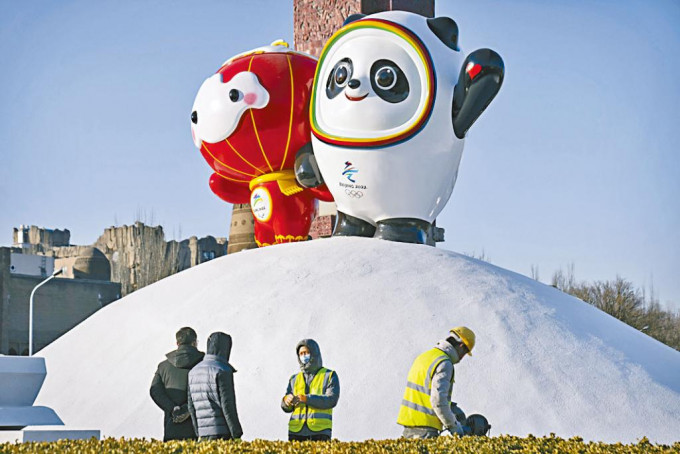 北京街头的冬奥会吉祥物雪容融（左）和冰墩墩（右）。