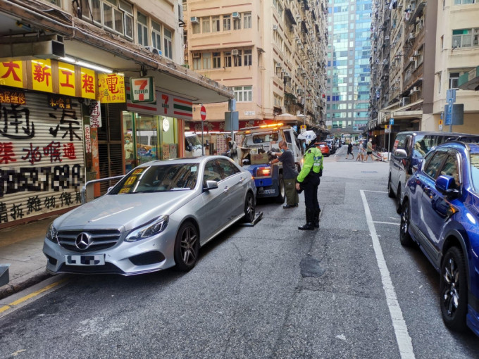 警員拖走無人看守及於道路上造成嚴重阻塞的車輛。 警方提供