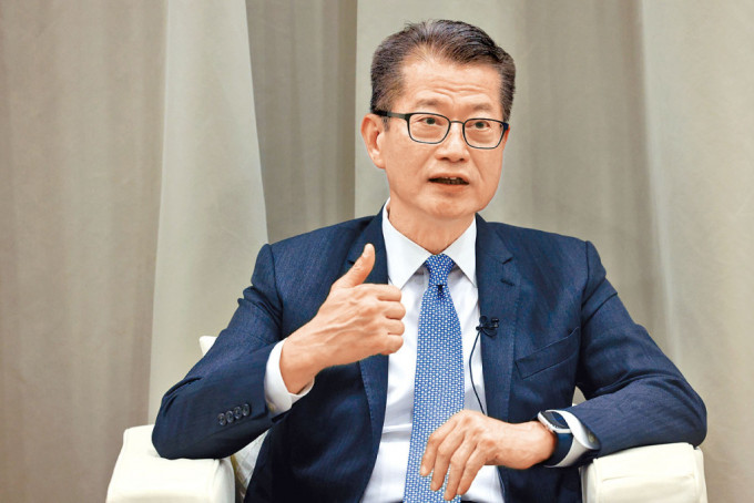 财政司司长陈茂波认为，调低股票交易印花税，不足以从根本、长期提振市况，效果可能适得其反。