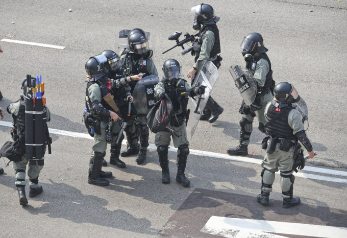 防暴警察在理工大學周邊駐守。資料圖片