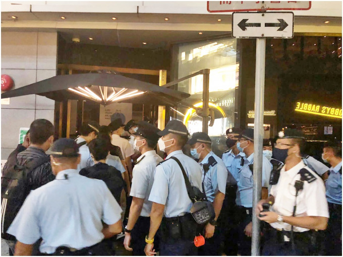 警方突击搜查兰桂坊一带酒吧。