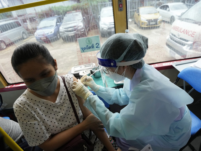 泰國擬於10月起開始混合接種疫苗。AP圖