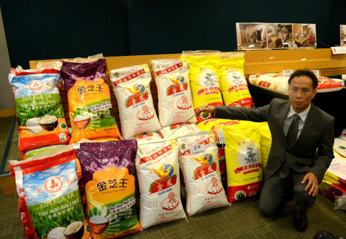 海關檢獲至少15噸懷疑冒牌米、6噸下價米、及1.6噸正牌米。李子平攝