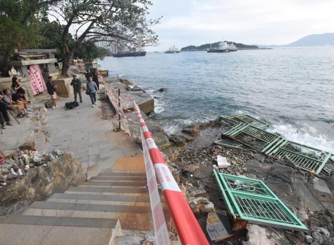 香港仔華貴邨對出海面，早上8時08分，一名男子被發現在水中載浮載沉，懷疑遇溺。