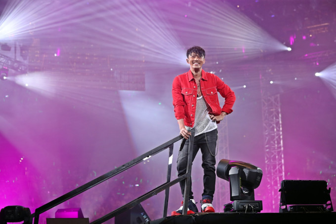 林峯在上海完成巡迴演唱會最後一站演出。