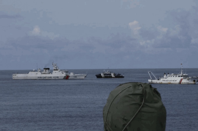 中国海警发布照片，显示中国海警拦阻非法冲闯黄岩岛舄湖的菲公务船的情况。