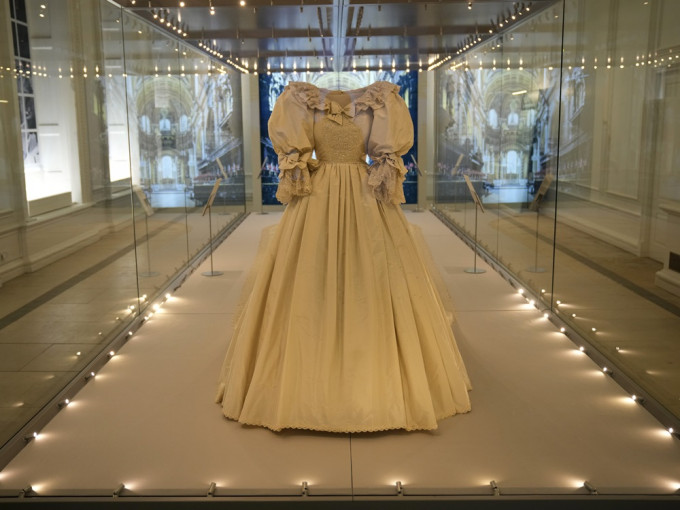 婚紗由大衛及伊利沙伯‧伊曼紐爾設計。AP圖片