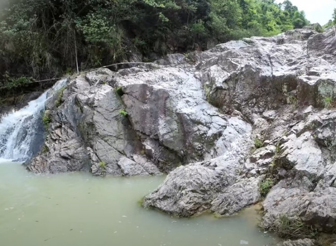 一名女子于屯门青大石涧怀疑遇溺，送院后证实不治。影片截图