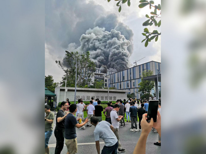 有傳華為東莞研發實驗室起火，現場濃煙滾滾。(網圖)