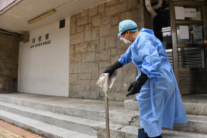 清潔工用抹布消毒公用設施。
