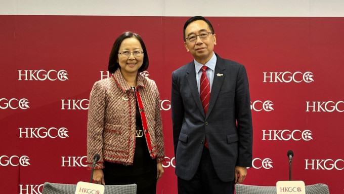 陈瑞娟（左）指建议书以提振经济为目标。李宇婷摄