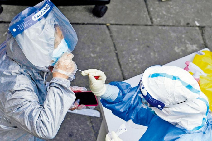 上海昨日继续为民众进行核酸检测。