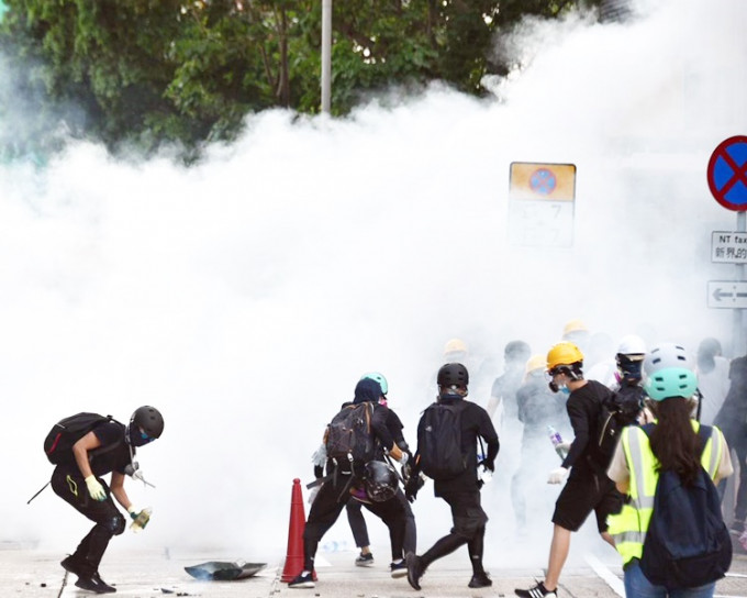 郭家麒引述化名市民指，被內地關口人員要求刪除與反修例有關的相片。資料圖片