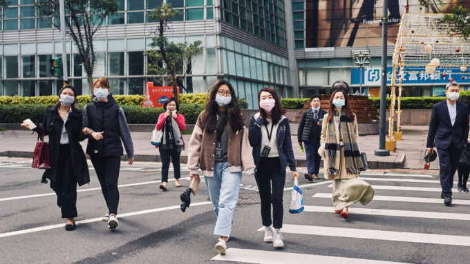 台湾民众出街仍然戴口罩。