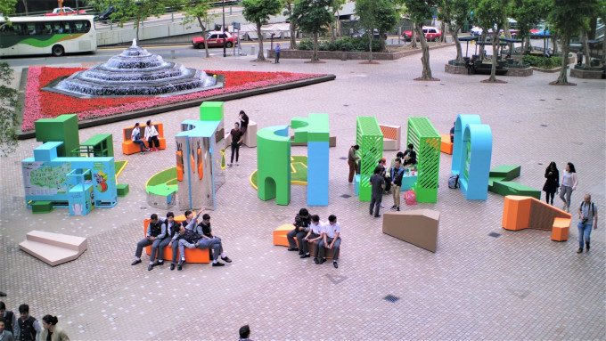 当中最为「互动」的装置为设在菲林明道花园的公共空间装置的「#游多dd」和「#坐多dd」。公关提供