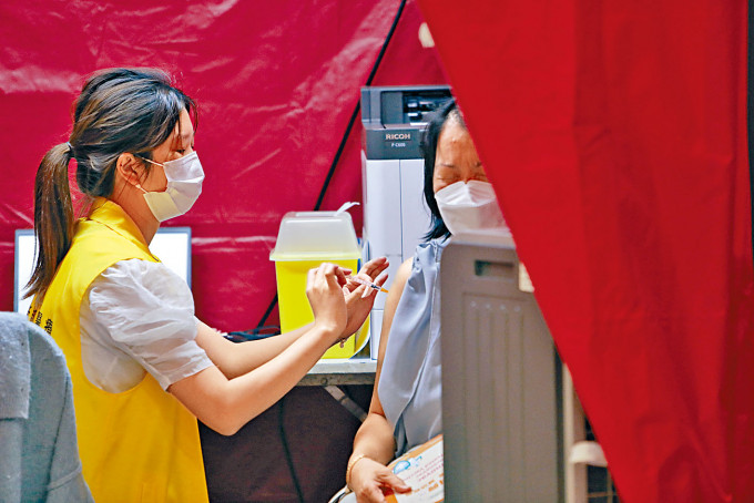 本港昨新增四宗外地輸入新冠病毒確診，當局正手加快為市民接種疫苗。