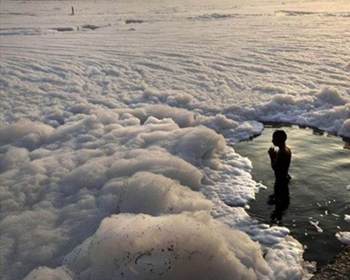 重度污染影響，印度恆河遭「冰封」。網上圖片